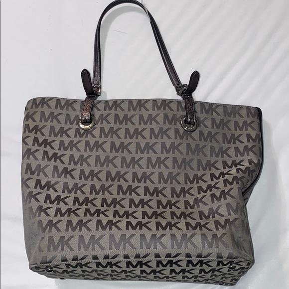 Michael Kors purse! - Picture 1 of 3